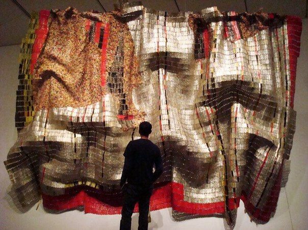 Гобелен из крышек от El Anatsui